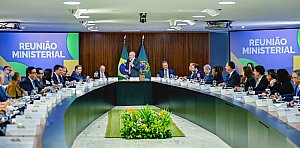 Lula alerta ministros: Flávio Bolsonaro planeja entregar soberania do Brasil a Trump