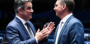 Aliança da direita entra em crise após operação da PF contra Ciro Nogueira atingir Flávio Bolsonaro.