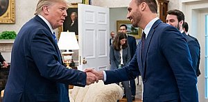 Eduardo Bolsonaro viaja aos Estados Unidos para levar mentiras sobre eleições a Trump