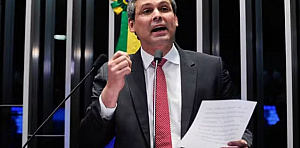 "Flávio Bolsonaro tá sentindo": Lindbergh diz que senador terá muito o que explicar sobre escândalo Master