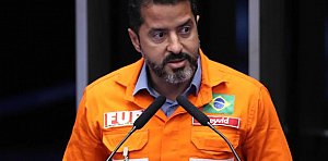 Deyvid Bacelar desafia Flávio Bolsonaro e Skaf: "aguentariam 12 horas por dia no busão de Salvador?"