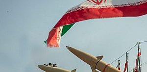 Irã ameaça EUA com resposta brutal a ataque terrestre sob olhos de potências reunidas no Paquistão