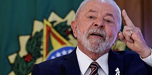 Lula ironiza Flávio Bolsonaro em visita a hospital: "Aqui não tem dinheiro do Vorcaro"