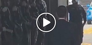 Flávio Bolsonaro enfrenta vaias e gritos de "ladrão" em agenda pública na PM do Rio de Janeiro