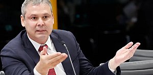 Lindbergh evoca Tiradentes para detonar "vira-latas" e defende: "Brasil deve ser dono do seu futuro"