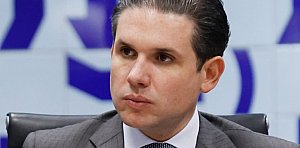 Revisão das penas dos golpistas de  8 de janeiro vira pauta de Hugo Motta para ganhar apoio do PL