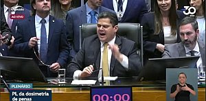 Em derrota para Lula, Congresso aprova lei que diminui penas e pode livrar Bolsonaro da cadeia