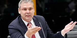 Deputado Lindbergh afirma que Flávio Bolsonaro se comporta como marionete de Trump em prejuízo ao país