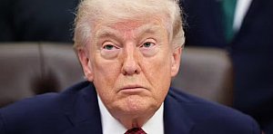 Em gesto de desrespeito, Trump chama repórter de ‘burra’ durante entrevista