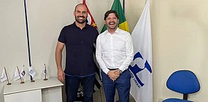 PL articula candidatura de Eduardo Bolsonaro ao Senado enquanto ele foge da justiça