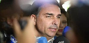 DESESPERO: Flávio Bolsonaro muda de versão após mentira cair e teme vazamento de "videozinho"