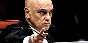 Ministro Alexandre de Moraes afirma que Bolsonaro segue em regime fechado e limita acesso de advogados