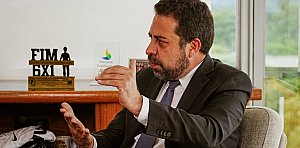 Guilherme Boulos recebe caminhoneiros no Palácio do Planalto para discutir crise do petróleo