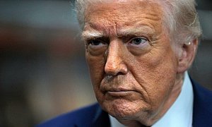 Trump diz que Irã "só está vivo para negociar" e envia navios carregados para o Paquistão