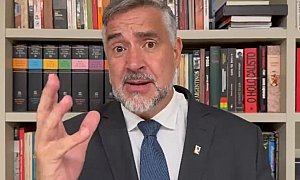 Paulo Pimenta sinaliza revisão da "taxa das blusinhas"