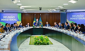 Lula alerta ministros: Flávio Bolsonaro planeja entregar soberania do Brasil a Trump