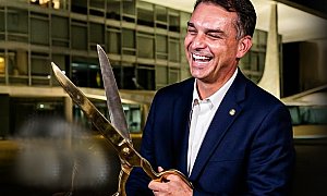 Edinho Silva detona símbolo de Flávio Bolsonaro: “Comece a tesoura pela sua família”