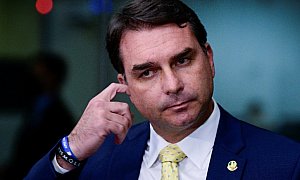 Plano secreto de Flávio Bolsonaro quer congelar aposentadorias e verbas da saúde
