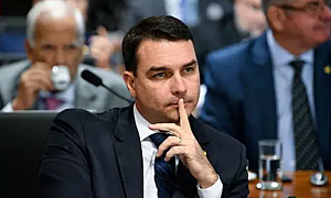 Flávio Bolsonaro ataca o SUS e omite veto à vacina da Meningite B no governo do pai