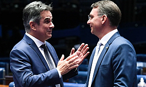 Aliança da direita entra em crise após operação da PF contra Ciro Nogueira atingir Flávio Bolsonaro.