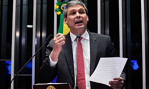"Flávio Bolsonaro tá sentindo": Lindbergh diz que senador terá muito o que explicar sobre escândalo Master