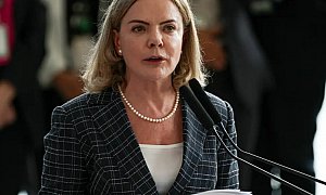 "Daqui a pouco vão defender trabalho escravo", dispara Gleisi contra editoriais de Globo e Estadão