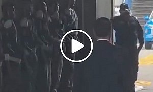 Flávio Bolsonaro enfrenta vaias e gritos de "ladrão" em agenda pública na PM do Rio de Janeiro