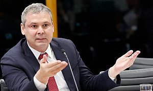 Lindbergh evoca Tiradentes para detonar "vira-latas" e defende: "Brasil deve ser dono do seu futuro"