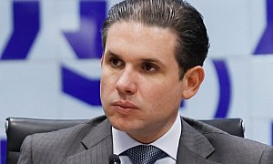 Revisão das penas dos golpistas de  8 de janeiro vira pauta de Hugo Motta para ganhar apoio do PL