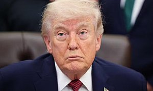 Em gesto de desrespeito, Trump chama repórter de ‘burra’ durante entrevista
