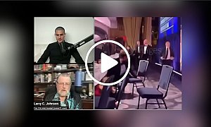 Ex-agente da CIA afirma que tiroteio em jantar de Donald Trump foi forjado