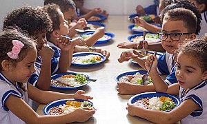 Lula tira 30% das crianças da fome em um ano e humilha o bolsonarismo