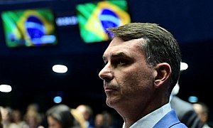 Relatório paralelo da CPMI do INSS inclui Flávio Bolsonaro entre indiciados por ligação com “Careca do INSS”