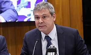 Lindbergh afirma que a derrota histórica de Orbán deve servir de alerta ao Brasil