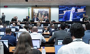 Vitória do povo: CCJ aprova PEC que acaba com a escala 6x1 apesar do choro bolsonarista