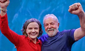 "Orgulho de ter estado ao lado de Lula na defesa da democracia”, diz Gleisi ao deixar ministério