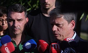 Flávio Bolsonaro e Tarcísio são denunciados por propaganda eleitoral antecipada