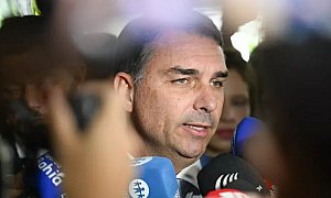 DESESPERO: Flávio Bolsonaro muda de versão após mentira cair e teme vazamento de "videozinho"