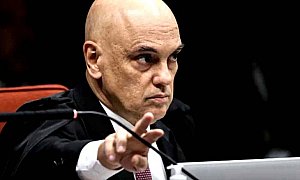 Ministro Alexandre de Moraes afirma que Bolsonaro segue em regime fechado e limita acesso de advogados