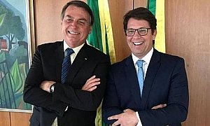 Mário Frias foge de oficial de justiça  para não explicar emenda milionária para filme bancado por Vorcaro