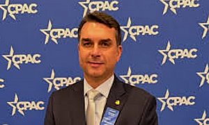 Submissão criminosa: PGR recebe pedido de investigação contra Flávio Bolsonaro por terras raras