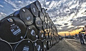 Guerra de Trump provoca escassez e petróleo físico ultrapassa US$ 140 em corrida global por barris